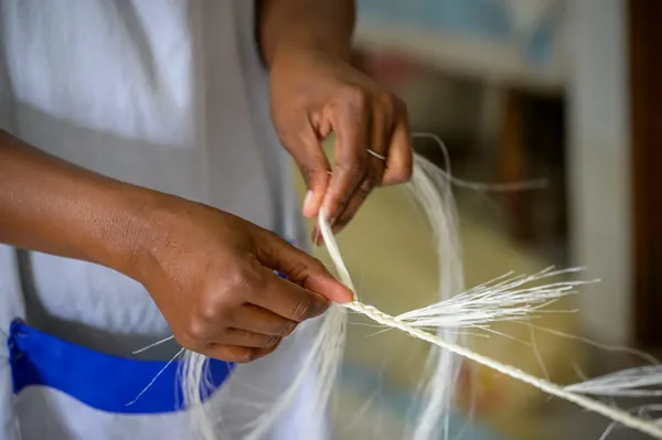 Artisan GASYRUG tressant une tapisserie à la main à Madagascar